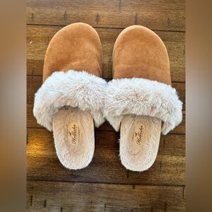 NWOT Hollister Faux Fur Slippers Size 8 Cozy Suede House Shoes Tan Sherpa Lined